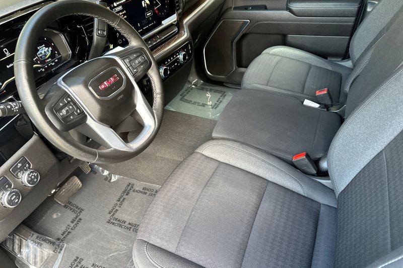 GMC Sierra 3500HD Vehicle Full-screen Gallery Image 09