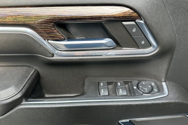 GMC Sierra 3500HD Vehicle Full-screen Gallery Image 10