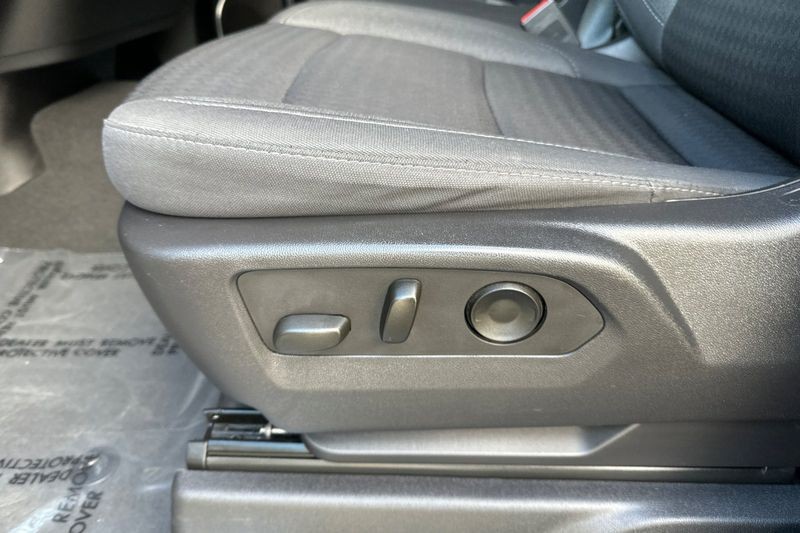 GMC Sierra 3500HD Vehicle Full-screen Gallery Image 12