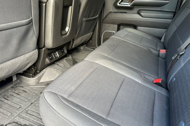 GMC Sierra 3500HD Vehicle Full-screen Gallery Image 13
