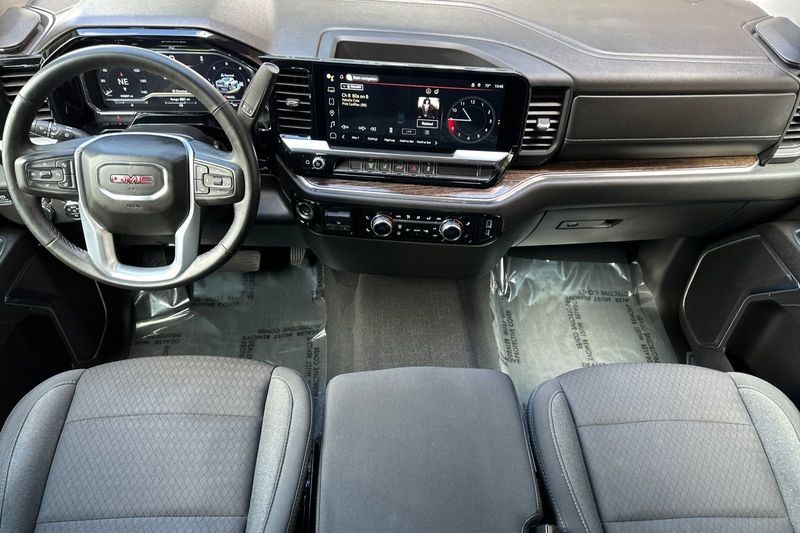 GMC Sierra 3500HD Vehicle Full-screen Gallery Image 14