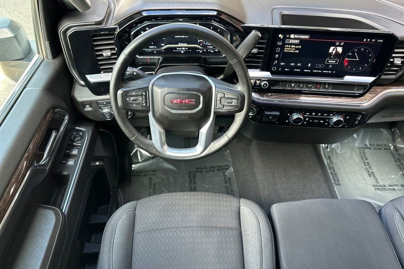 GMC Sierra 3500HD Vehicle Full-screen Gallery Image 15