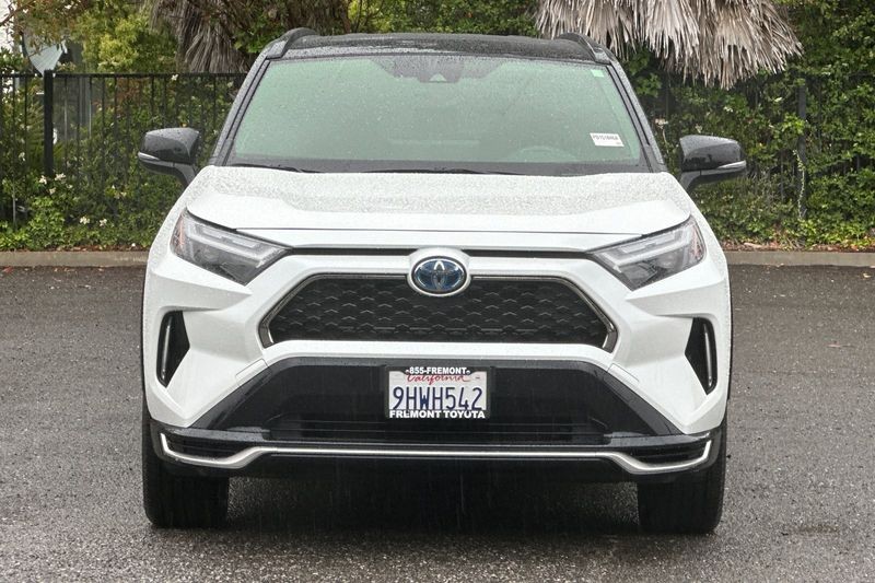 Toyota RAV4 Prime Vehicle Full-screen Gallery Image 08