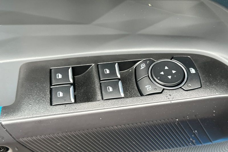Ford Maverick Vehicle Full-screen Gallery Image 11