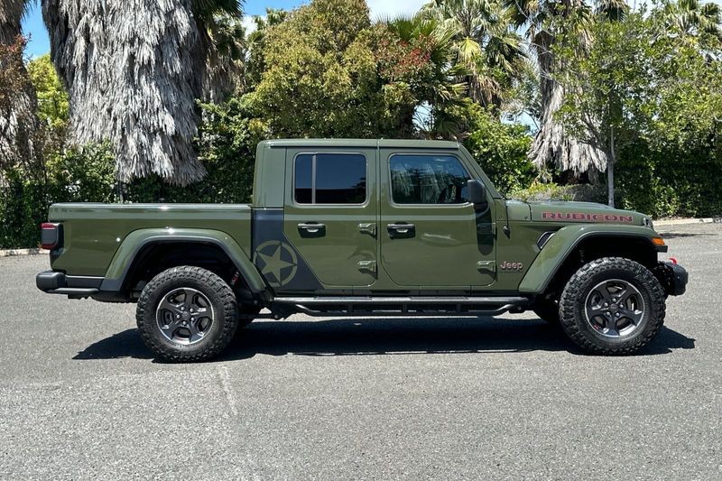 Jeep Gladiator Vehicle Full-screen Gallery Image 02