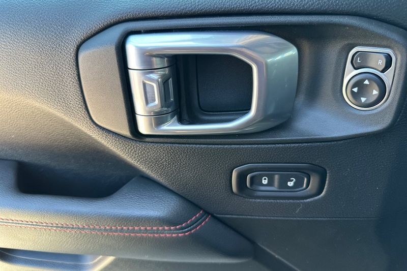 Jeep Gladiator Vehicle Full-screen Gallery Image 10