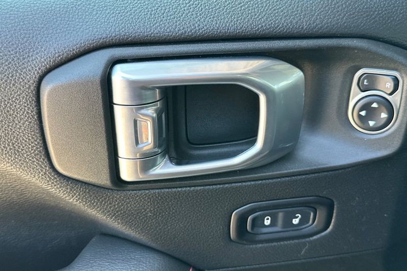Jeep Gladiator Vehicle Full-screen Gallery Image 11