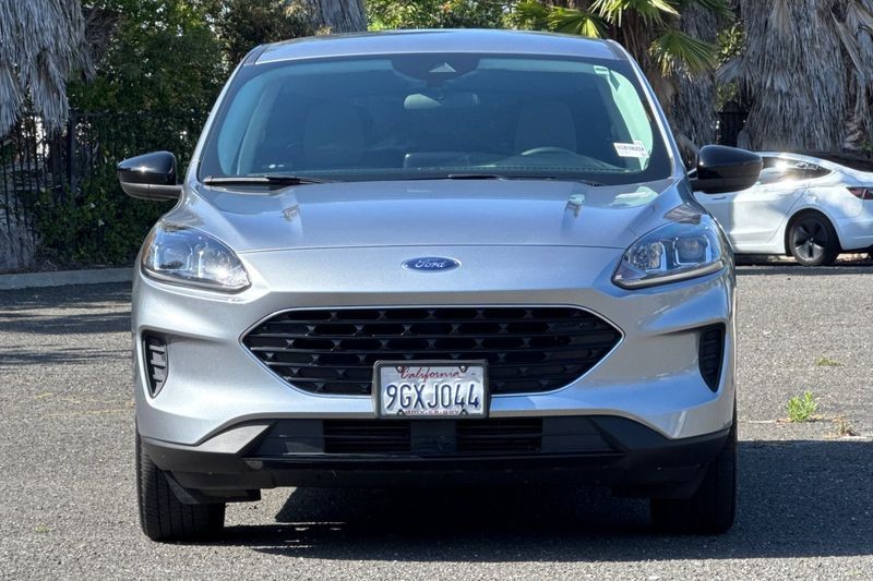 Ford Escape Vehicle Full-screen Gallery Image 09