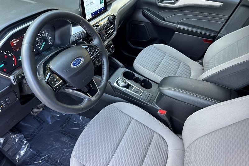 Ford Escape Vehicle Full-screen Gallery Image 10