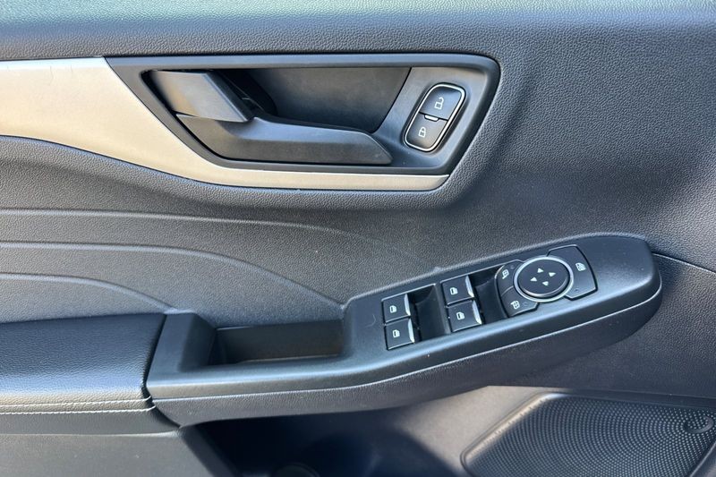 Ford Escape Vehicle Full-screen Gallery Image 11