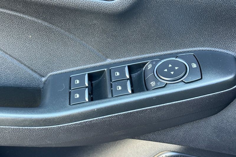 Ford Escape Vehicle Full-screen Gallery Image 12