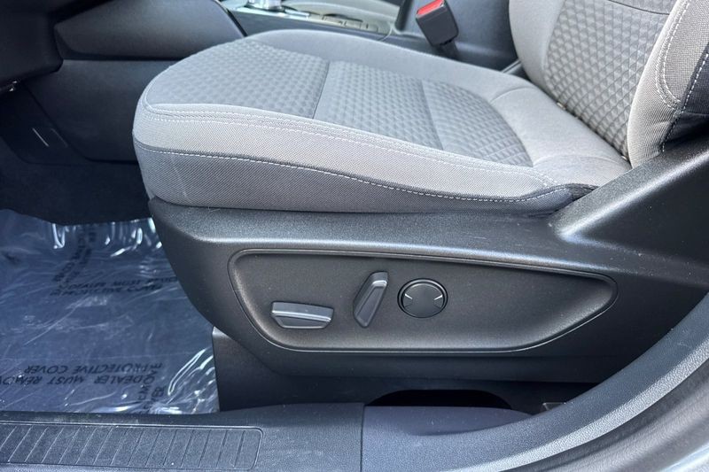 Ford Escape Vehicle Full-screen Gallery Image 13