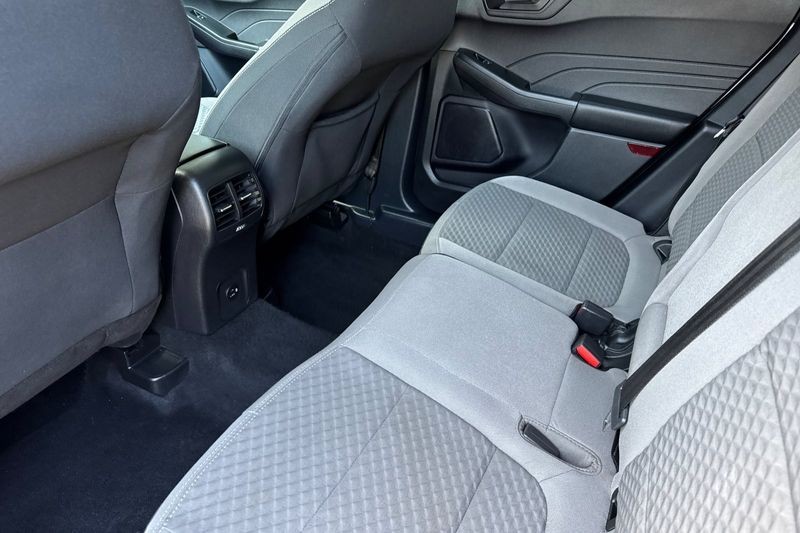 Ford Escape Vehicle Full-screen Gallery Image 14