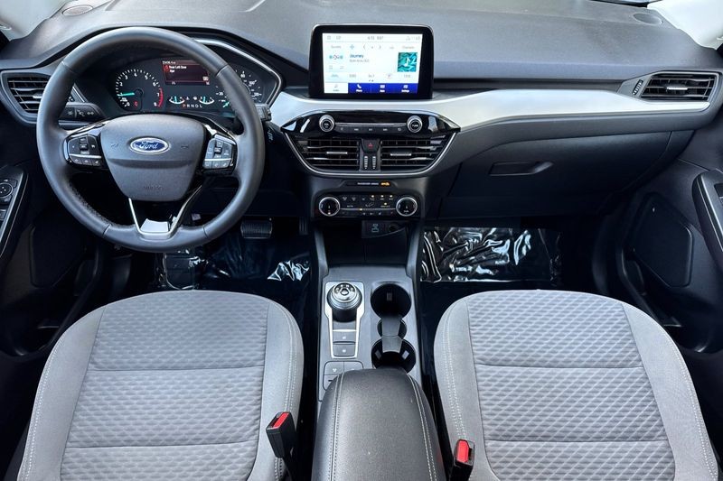 Ford Escape Vehicle Full-screen Gallery Image 15