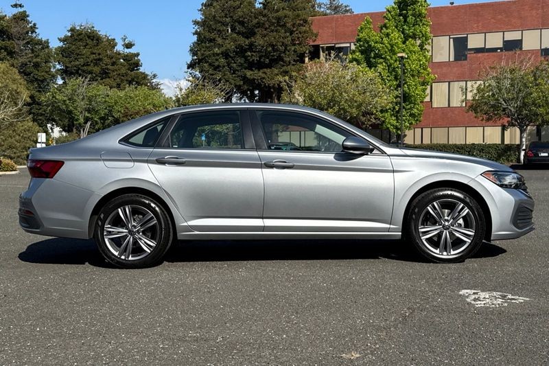 Volkswagen Jetta Vehicle Full-screen Gallery Image 02
