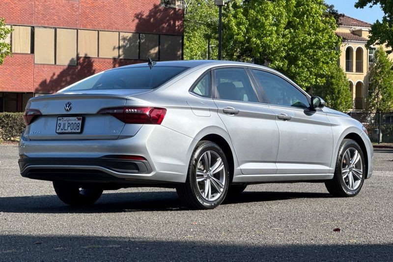 Volkswagen Jetta Vehicle Full-screen Gallery Image 03