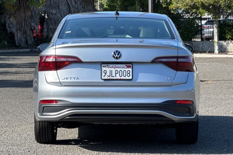 Volkswagen Jetta Vehicle Full-screen Gallery Image 04