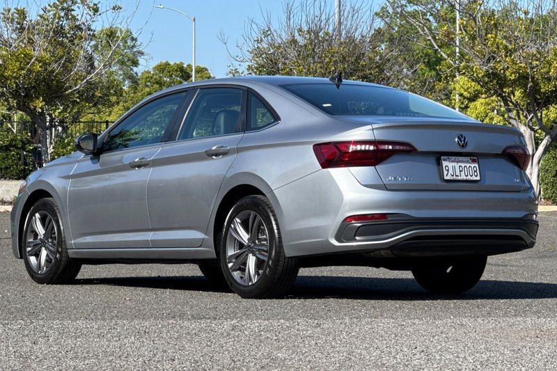 Volkswagen Jetta Vehicle Full-screen Gallery Image 05