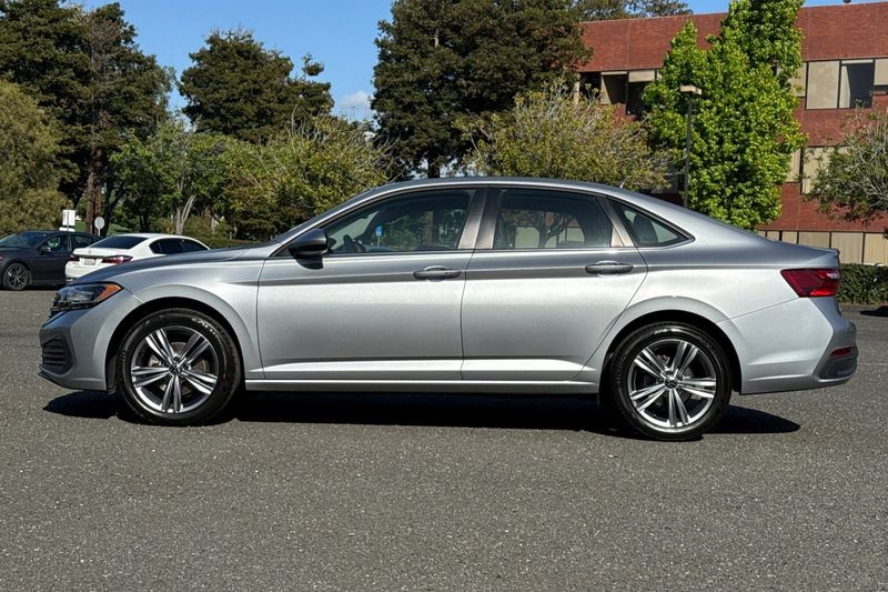 Volkswagen Jetta Vehicle Full-screen Gallery Image 06