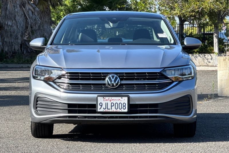 Volkswagen Jetta Vehicle Full-screen Gallery Image 08