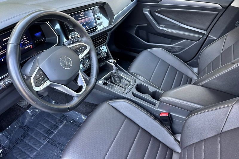 Volkswagen Jetta Vehicle Full-screen Gallery Image 09