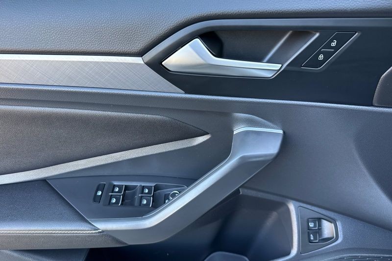 Volkswagen Jetta Vehicle Full-screen Gallery Image 10