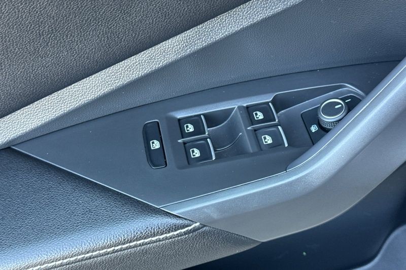 Volkswagen Jetta Vehicle Full-screen Gallery Image 11