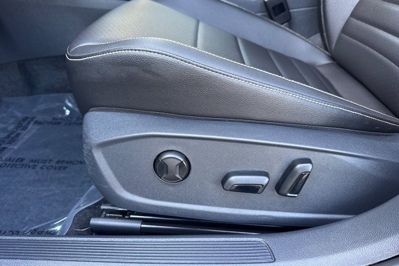 Volkswagen Jetta Vehicle Full-screen Gallery Image 12