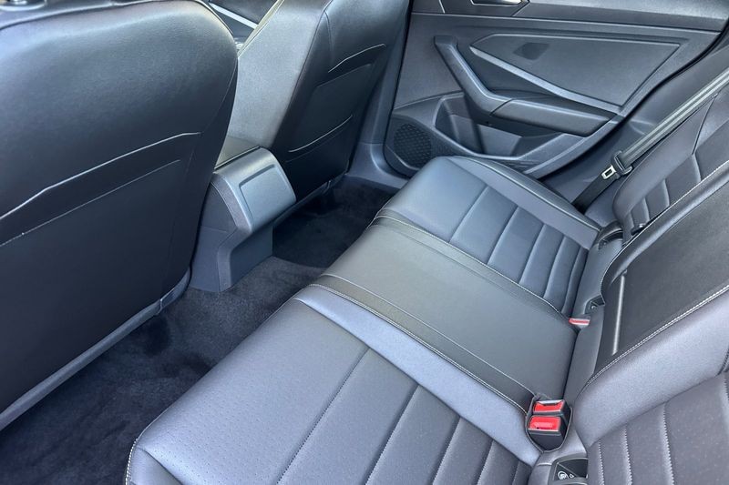 Volkswagen Jetta Vehicle Full-screen Gallery Image 13