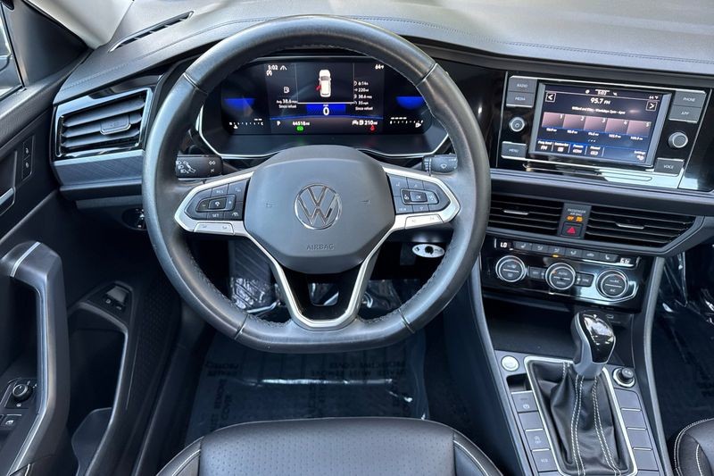 Volkswagen Jetta Vehicle Full-screen Gallery Image 15
