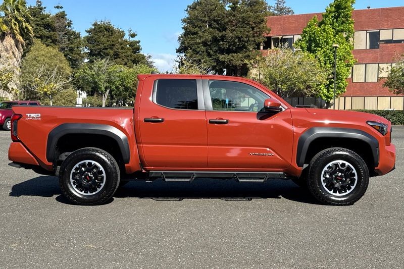 Toyota Tacoma Vehicle Full-screen Gallery Image 02