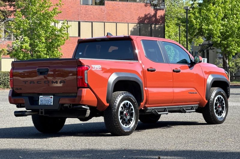Toyota Tacoma Vehicle Full-screen Gallery Image 03