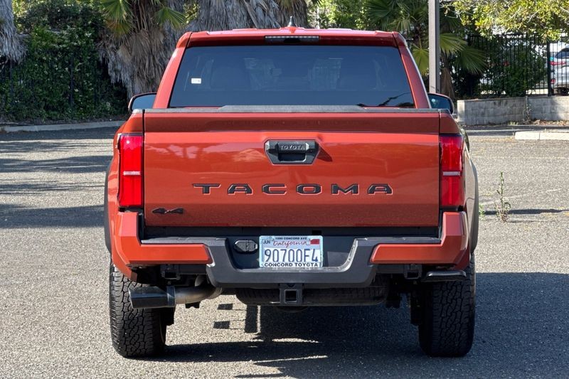 Toyota Tacoma Vehicle Full-screen Gallery Image 04