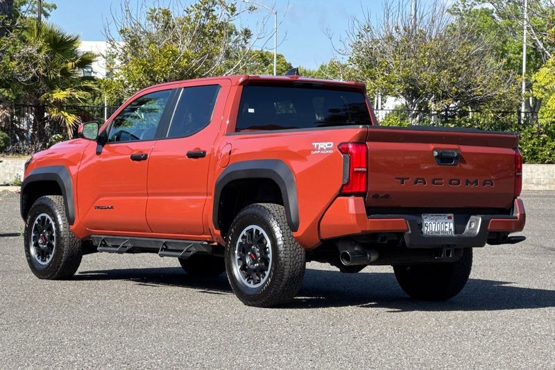 Toyota Tacoma Vehicle Full-screen Gallery Image 05