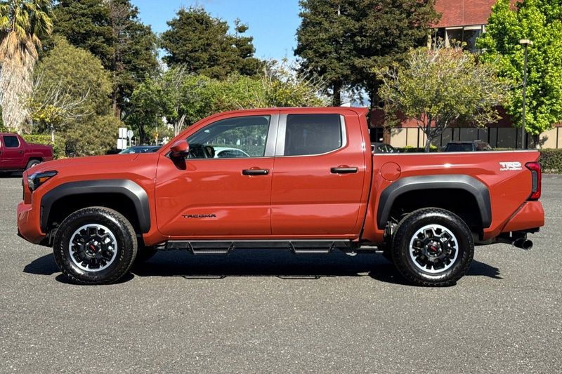 Toyota Tacoma Vehicle Full-screen Gallery Image 07
