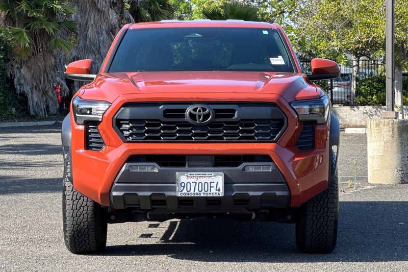 Toyota Tacoma Vehicle Full-screen Gallery Image 09