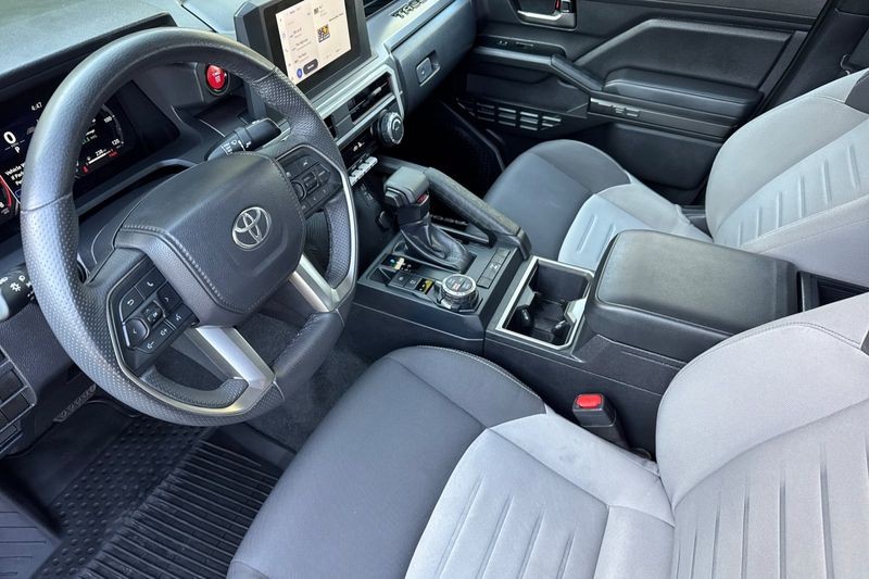 Toyota Tacoma Vehicle Full-screen Gallery Image 10