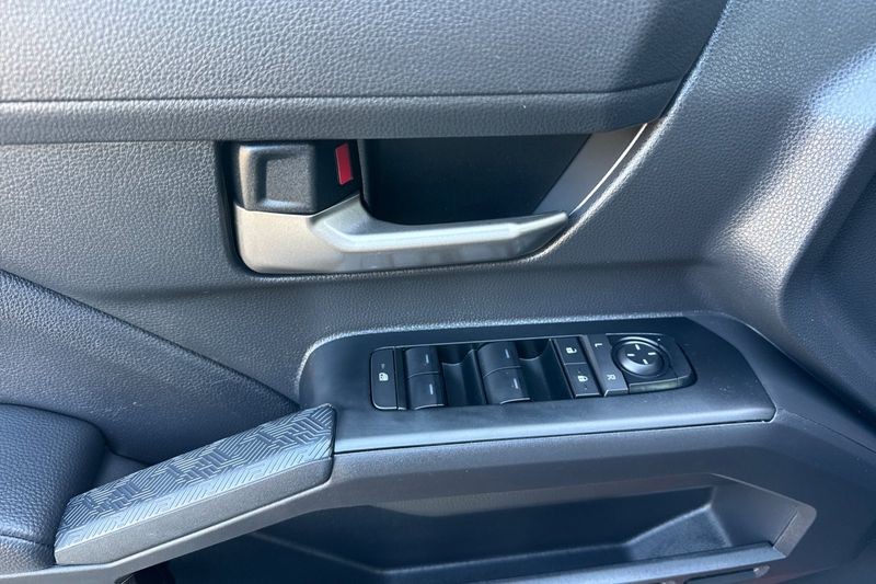 Toyota Tacoma Vehicle Full-screen Gallery Image 11