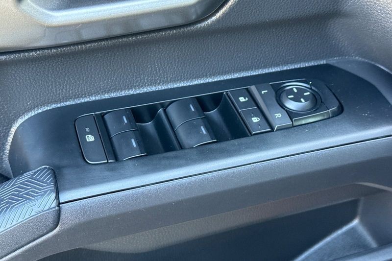 Toyota Tacoma Vehicle Full-screen Gallery Image 12