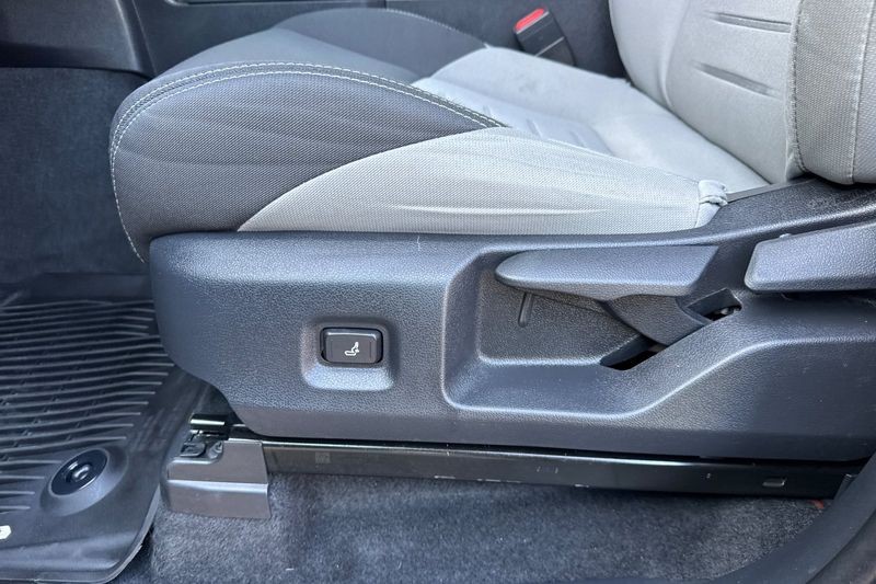 Toyota Tacoma Vehicle Full-screen Gallery Image 13