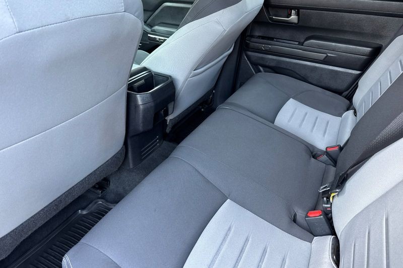 Toyota Tacoma Vehicle Full-screen Gallery Image 14