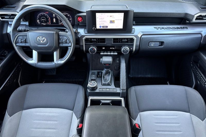 Toyota Tacoma Vehicle Full-screen Gallery Image 15