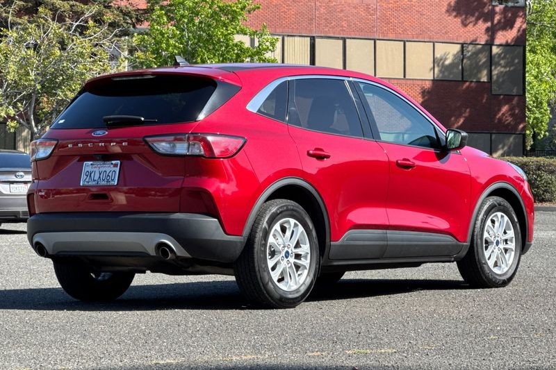 Ford Escape Vehicle Full-screen Gallery Image 03