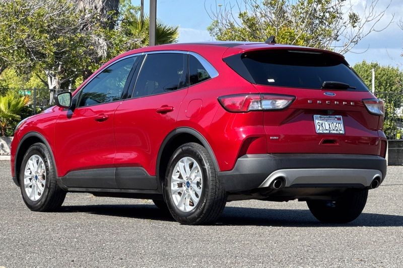 Ford Escape Vehicle Full-screen Gallery Image 05