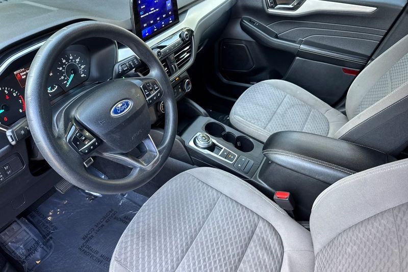 Ford Escape Vehicle Full-screen Gallery Image 09