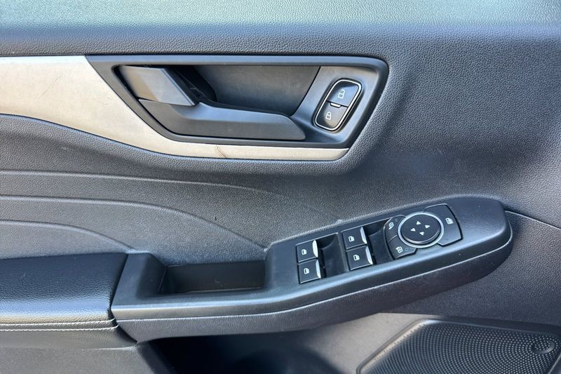 Ford Escape Vehicle Full-screen Gallery Image 10