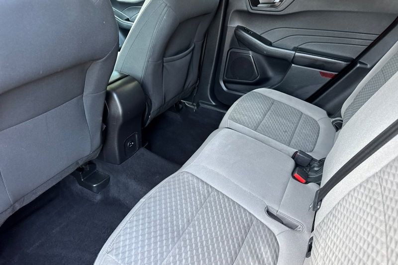 Ford Escape Vehicle Full-screen Gallery Image 13