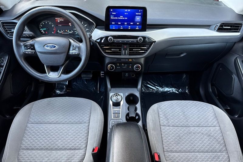 Ford Escape Vehicle Full-screen Gallery Image 14