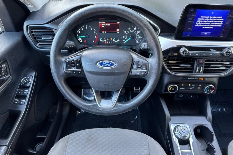 Ford Escape Vehicle Full-screen Gallery Image 15