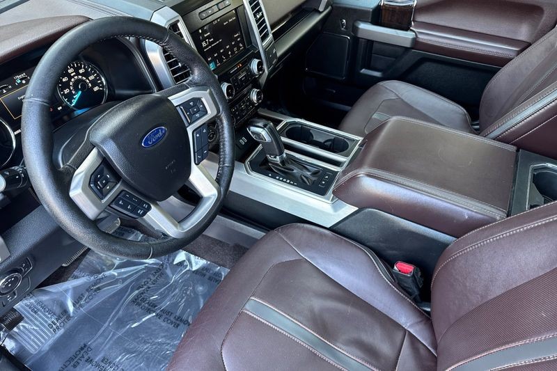 Ford F-150 Vehicle Full-screen Gallery Image 09